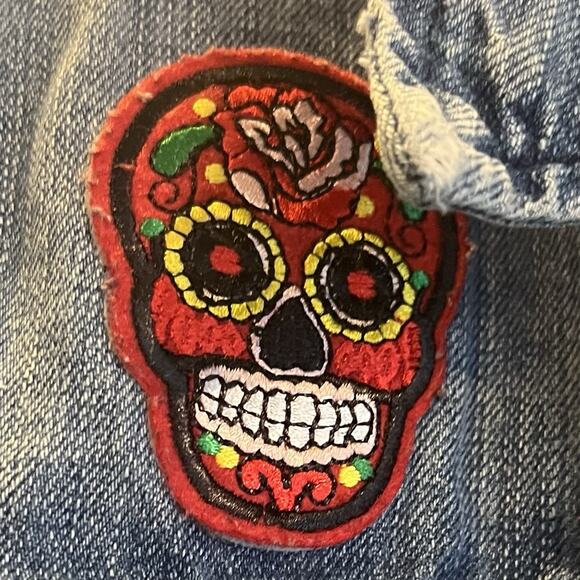 Levi distressed denim jacket w/ Méxican sugar skull/day of the dead patch -XS - Picture 2 of 13
